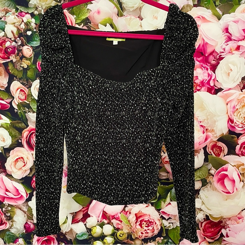 SO PRETTY UP CLOSE!! Gianni Bini Black Floral Top Size M